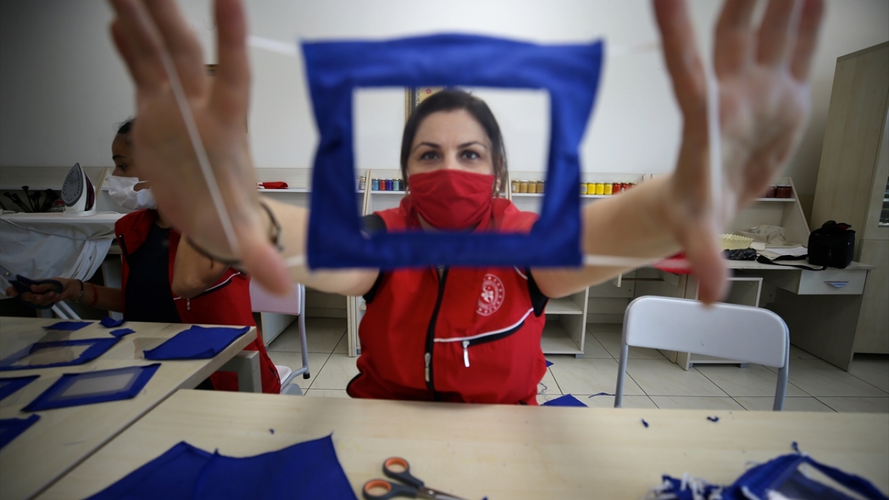 Düzce İşitme Engelliler Derneği Yönetim Kurulu Üyesi Beyzanur Köklü, maskenin işitme engellilerin iletişim kurmasını kolaylaştıracağını kaydetti. 