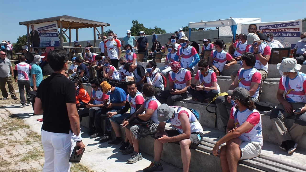 Şenyurt Mercimektepe mevkisinde gerçekleştirilen ve yeni tip koronavirüs (Kovid-19) salgını nedeniyle yurt dışından sporcu kabul edilmeyen yarışlara 20 ilden 75 paraşütçü katıldı.