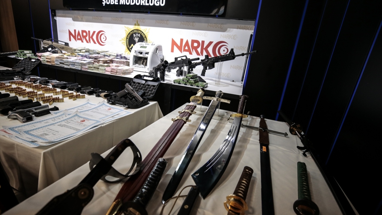 Operasyonun yapıldığı 11 ilde ele geçirilen suç gelirleri ile mücevher, kılıç ve silahlar Ankara Emniyet Müdürlüğüne getirildi.