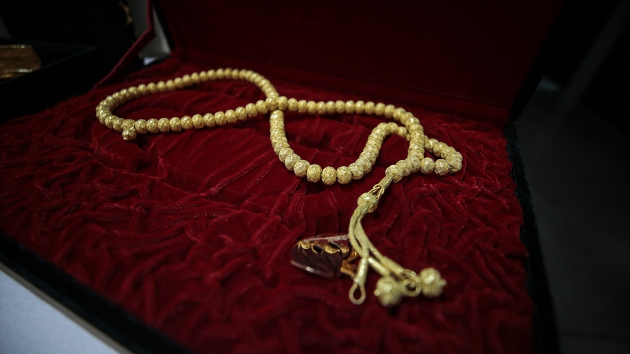 Narkotik Suçlarla Mücadele Şube Müdürlüğünde sergilenen mücevherlerden bazılarına değer biçilemediği öğrenildi.