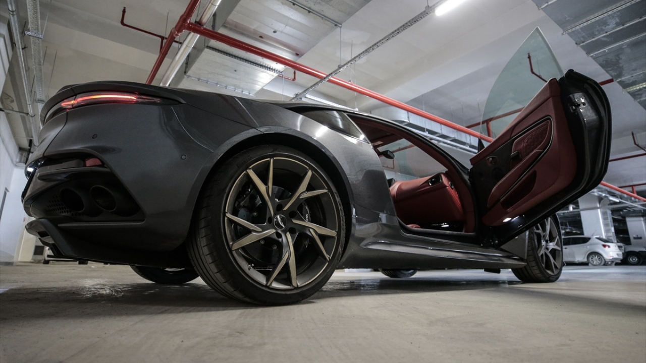 Ele geçirilen lüks otomobillerden biri, Ankara Emniyet Müdürlüğünün kapalı garajına konuldu.