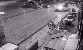 Kazada havaya fırlayan motosikletli bankın üzerine düştü