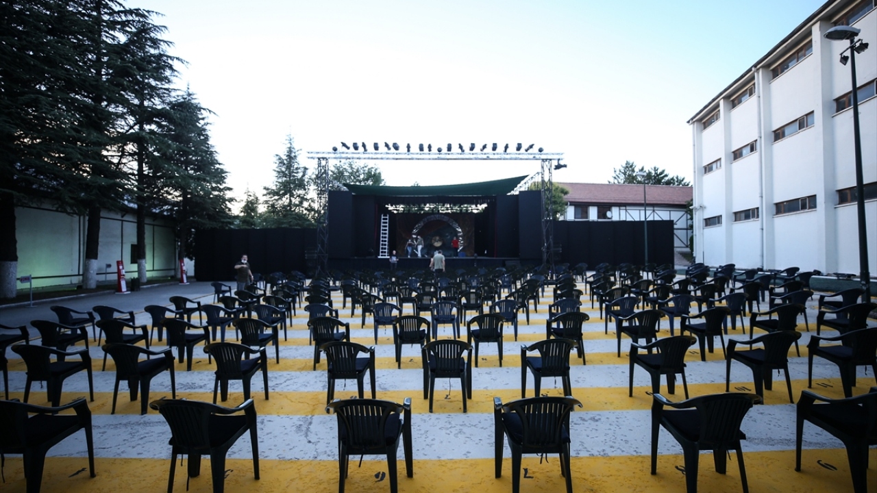 Etkinliğin açılışı, İrfan Şahinbaş Sahnesi Macunköy Yerleşkesi`nde, Gökhan Kocaoğlu`nun rejisörlüğünü üstlendiği, İstanbul Devlet Tiyatrosunca sahneye konulan "80 Günde Devr-i Alem" oyunuyla yapıldı.