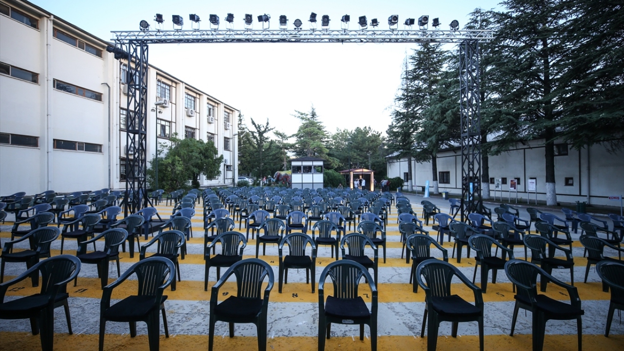 Devlet Tiyatroları Genel Müdürü Mustafa Kurt, mart ayında oyunlarına pandemi sebebiyle ara verdiklerini, bugün ise yaz oyunlarıyla sanatseverlerle yeniden buluştuklarını söyledi.  