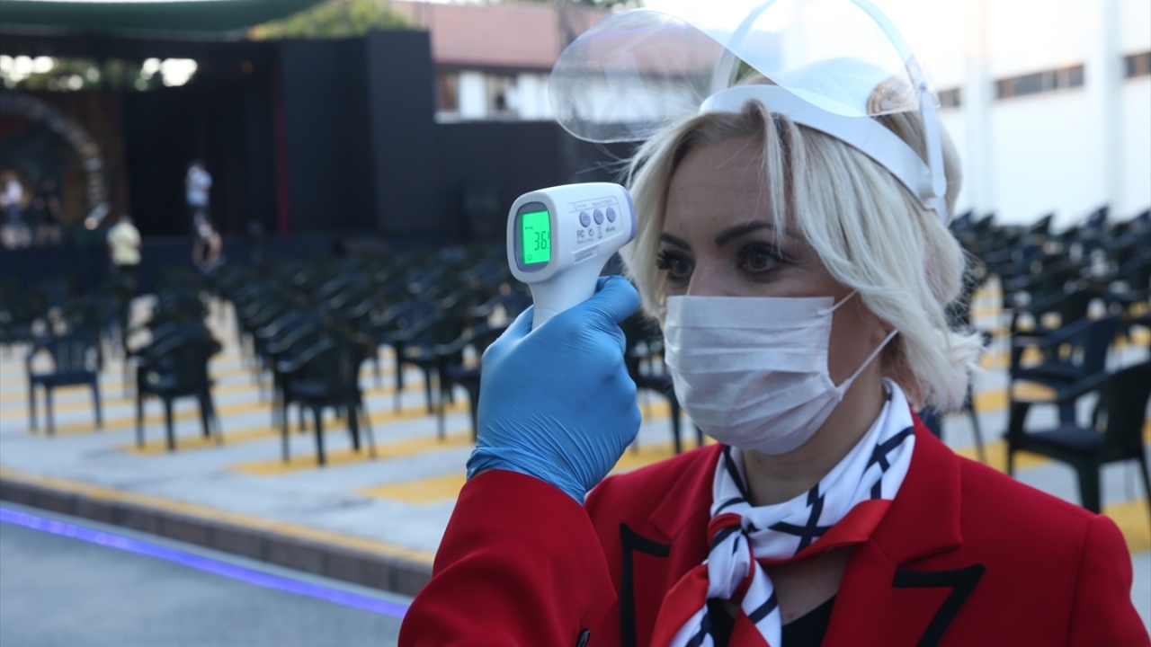 Bursa Devlet Tiyatrosunun da 17 Temmuz itibarıyla Bursa`da Açık Hava Yaz Oyunlarına başlayacağını bildiren Kurt, DT`nin yeni projesi "Kamyon Tiyatrosu"nun Doğu ve Güneydoğu Anadolu`da çocuklarla buluştuğunu ifade etti.