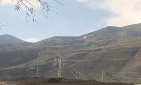 Erzincan'da dere taştı, elektrik direkleri yıkıldı