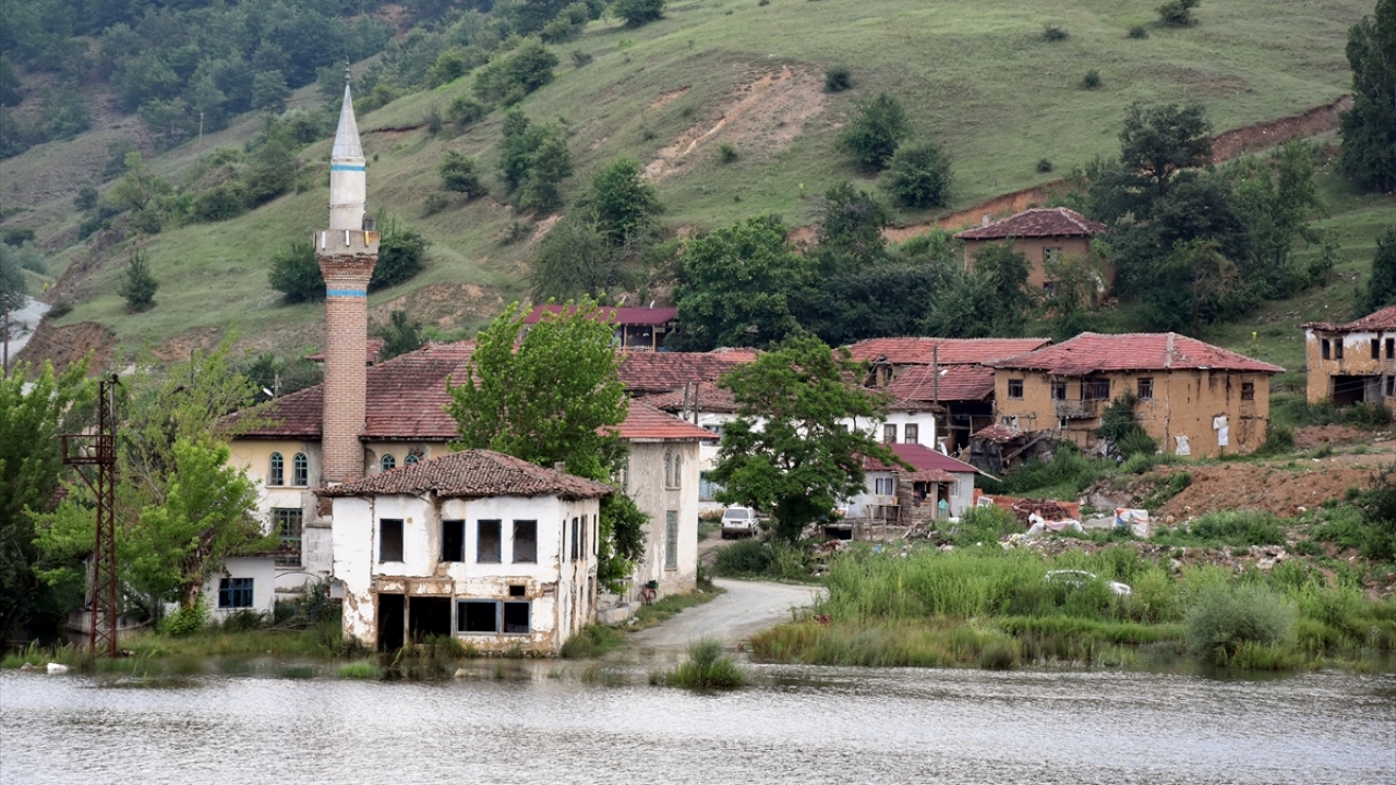 Sessizliğe bürünen köyün eski yerleşim alanındaki cami ile 48 ev ise Günyurdu Barajı`nın su tutmaya başlamasıyla sular altında kaldı.