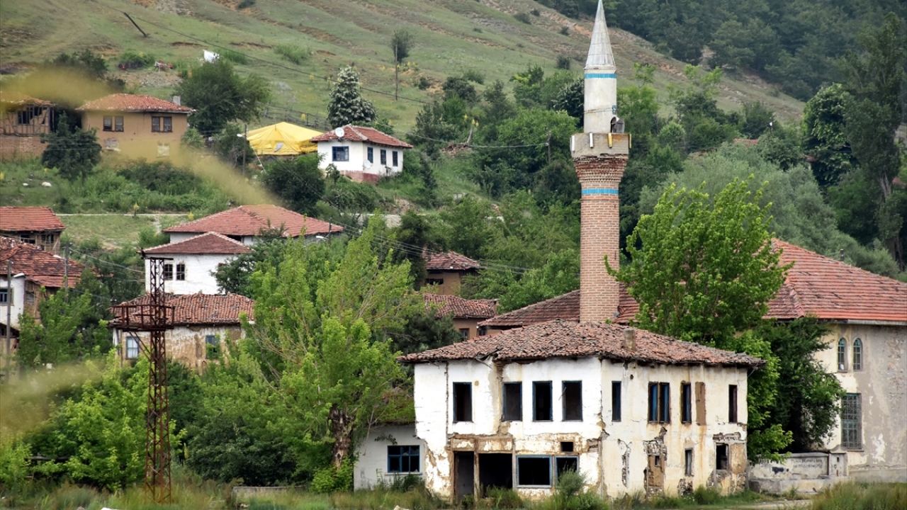 Çevresindeki doğal güzellikleriyle dikkati çeken, barajda amatör balıkçılık da yapılabilen bölge, ilgili kurumların hazırladığı projelerle turizme kazandırılacak.