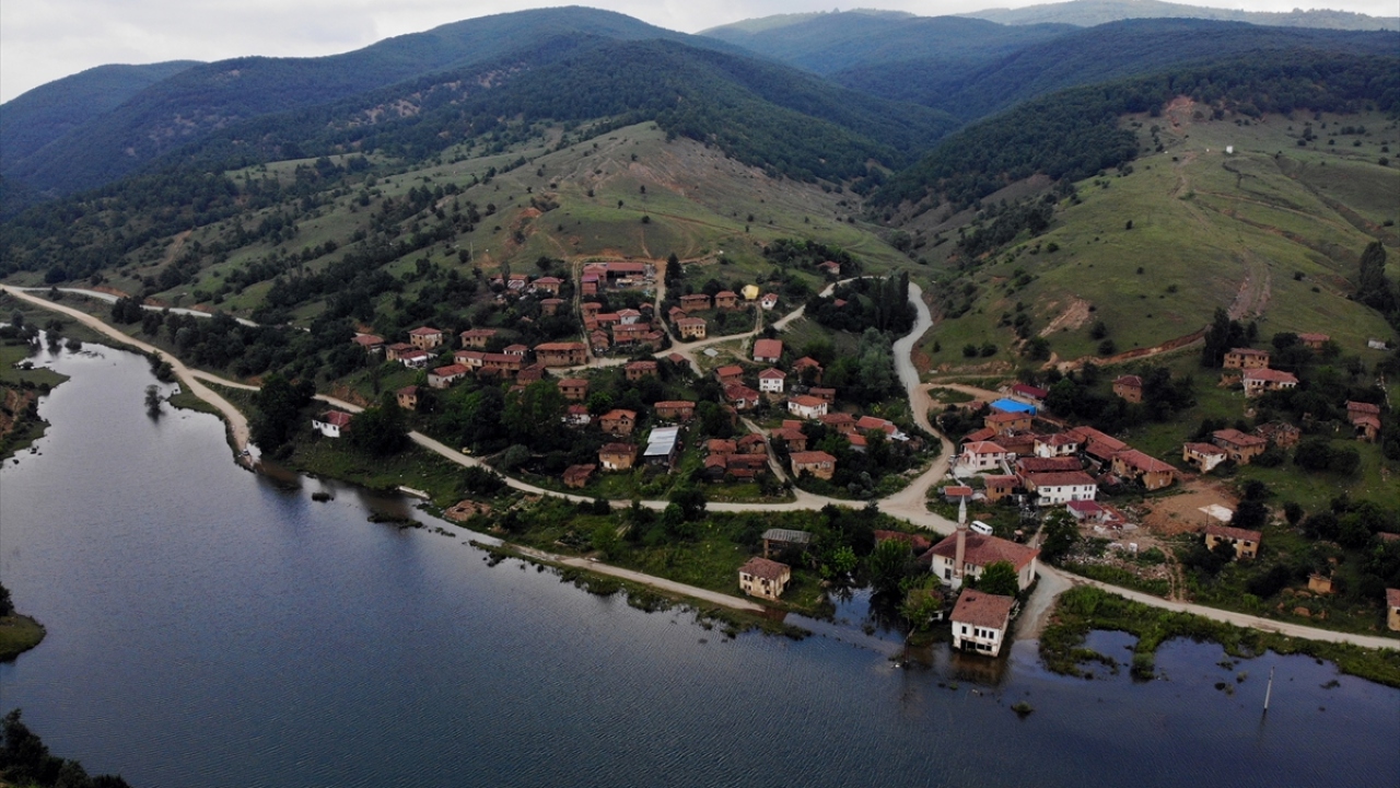 Eskişehir`den gelen Gürkan Çıkıkçıoğlu ise "sessiz köy"ün doğal güzelliğini görmek ve balık tutmak için bu bölgeyi tercih ettiğini aktardı.