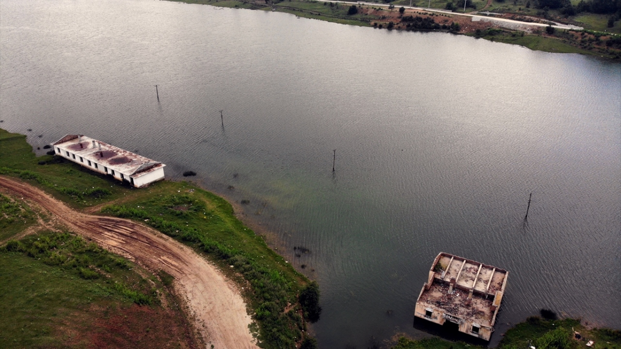 Onur Aydoğdu da gölette sessizliğin içinde balık tuttuğunu dile getirerek, bölgenin dalış turizmine de kazandırılabileceğini ifade etti.