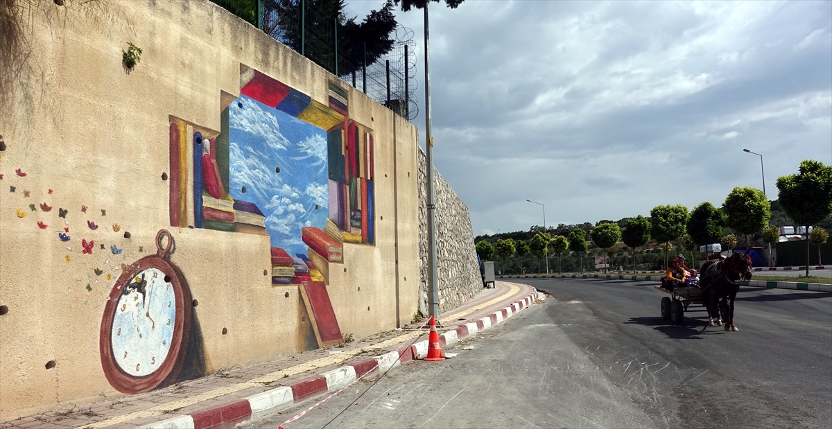 Çocukluğundan bu yana resim sanatına büyük ilgi duyan 32 yaşındaki Sürgit, elektronik teknisyenliği yaptığı dönemde eşinin yönlendirmesiyle 4 yıl önce Hatay Mustafa Kemal Üniversitesi (MKÜ) Güzel Sanatlar Fakültesi Resim Bölümünü bitirdi.