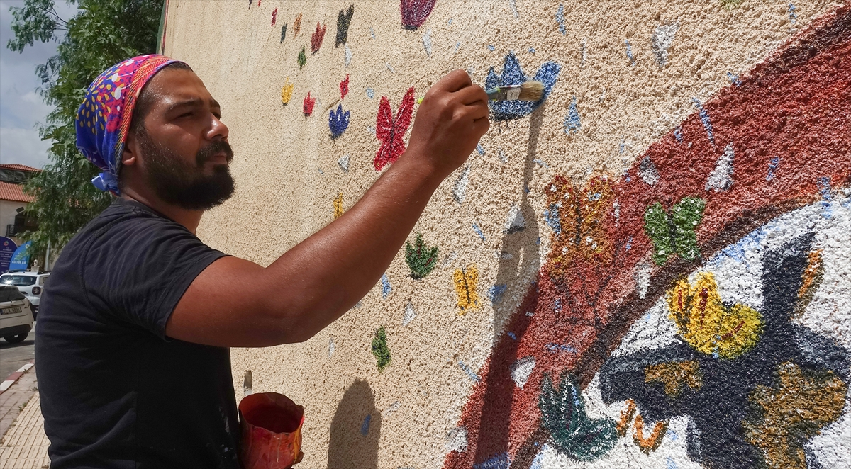 Daha sonra Altınözü ilçesinde vekil öğretmenlik yapan Sürgit, öğrencilerine resim yapmayı sevdirmek için onlarla birlikte okul duvarlarını boyamaya başladı.