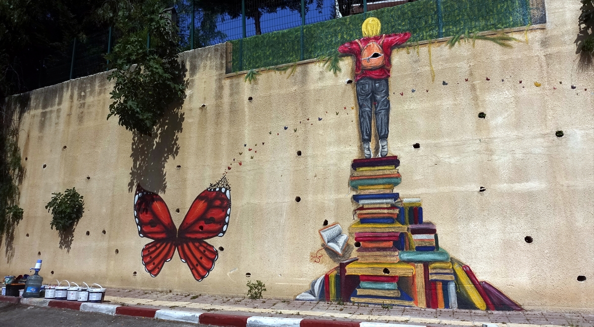 Aynı zamanda kitap okumaya dikkati çekmek için de duvarlara kitap çizimleri yaptığını ifade eden Sürgit, tabiatın güzelliğini de bu çizimlerinde yansıttığını aktardı.