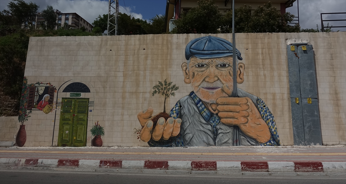 Kaymakamlık ve Belediyenin "Altınözü Sokak İyileştirme" projesine dahil edilen Sürgit, özellikle tarımla ön plana çıkan ilçeyi yansıtan figürleri ve doğanın güzelliklerini sokak duvarlarına nakşediyor. 