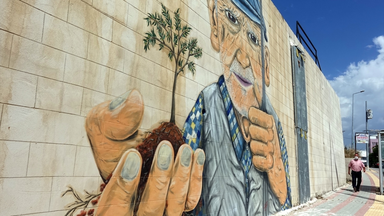 Görselliğin anlam taşımasına her zaman önem verdiğinin belirten Sürgit, bu yüzden çiftçilikle uğraşan ilçe halkını anlatması için çiftçi figürlerini grafitilerinde kullandığını söyledi.