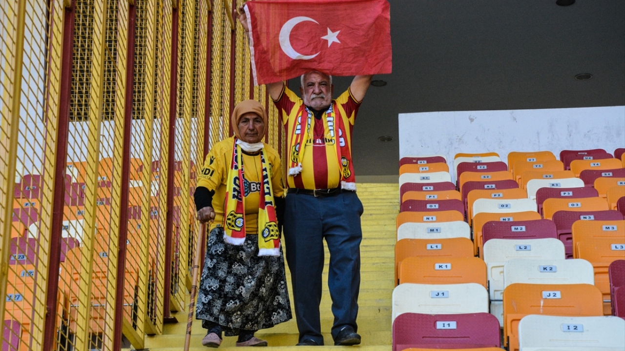 Maç öncesi teknik direktöre başarı dileyerek çiçek vermeyi gelenek haline getiren çiftin mutlulukları, takımlarının kazanması halinde katlanarak artıyor.