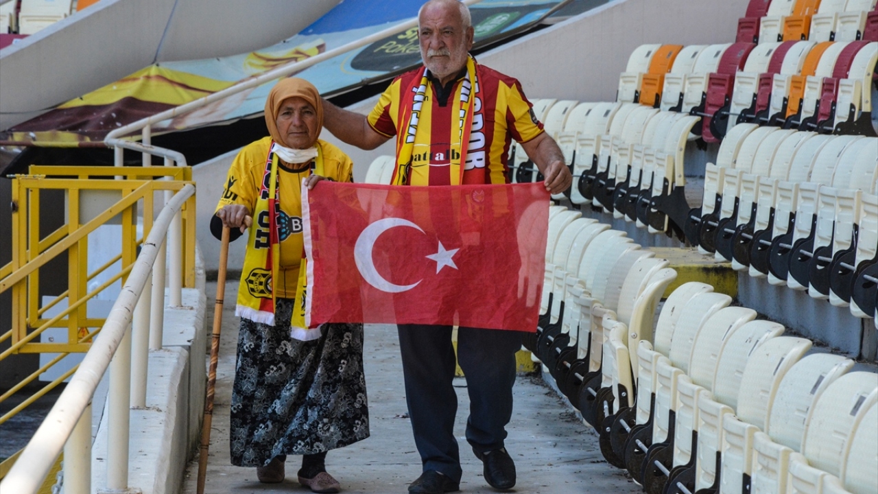 Covid-19 tedbirleri kapsamında maçların seyircisiz oynanması kararının alınmasının ardından Mutlu çifti, 45 yıllık Malatyaspor sevgisinden uzakta kaldı.