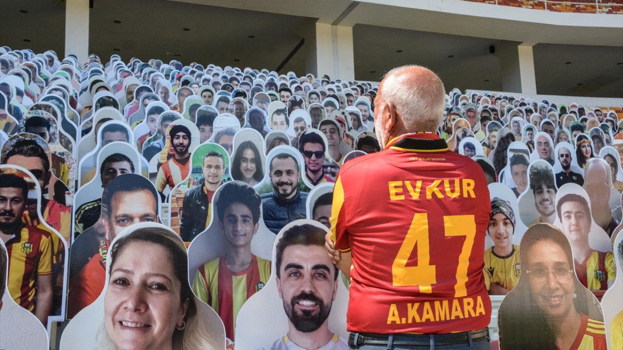 Bu süreçte karşılaşmaları evden takip eden çift, maçların oynanmadığı günlerde de zamanını Yeni Malatyaspor Taraftarları Derneğinde geçiriyor. 