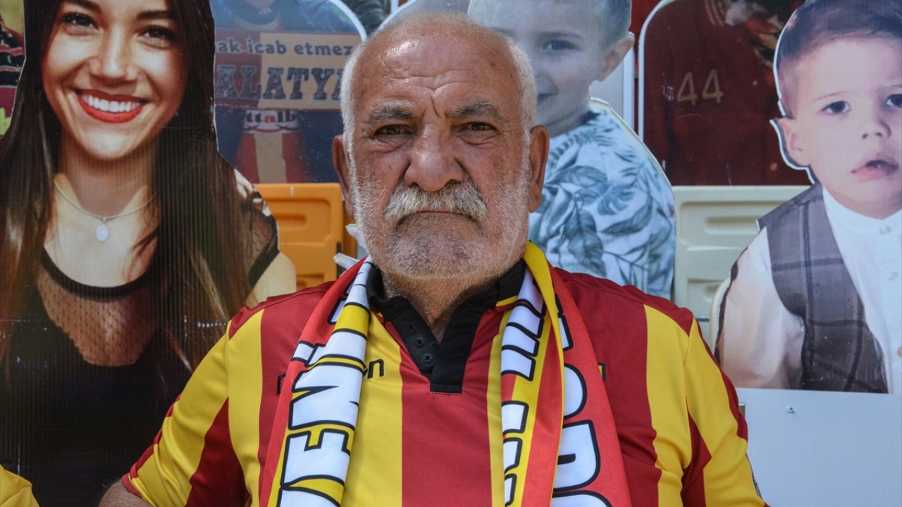 Tribünlerde "Maço Baba" olarak bilinen Orhan Mutlu, 1975`ten bu yana Malatyaspor`un maçlarını takip ettiğini söyledi.