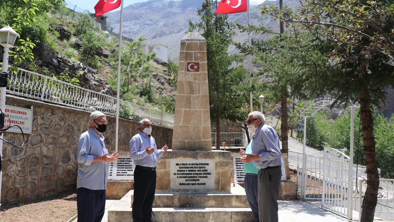 Kent merkezine 220 kilometre uzaklıktaki Başbağlar köyüne 5 Temmuz 1993 akşamı gelen PKK`lı teröristler, kadınları derede topladıktan sonra evleri yağmalayıp para, altın ve değerli eşyaları alarak tüm evleri ateşe verdi. 