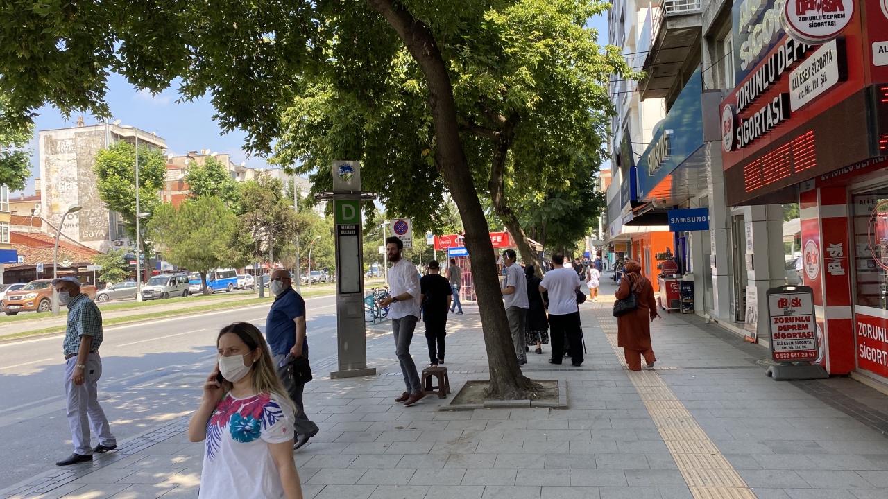 Patlamanın ardından birçok kişi sokağa çıktı. 