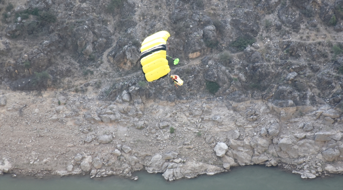 Erzincan`ın Kemaliye ilçesinde bu yıl 41`incisi düzenlenen "Uluslararası Kültür ve Doğa Sporları Şenlikleri" kapsamında, 2 bin 200 rakımdan yarasa atlayışı (wingsuit) öncesinde Base Jump ve Wingsuit sporcusu Cengiz Koçak, son hazırlıklarını yaptı.