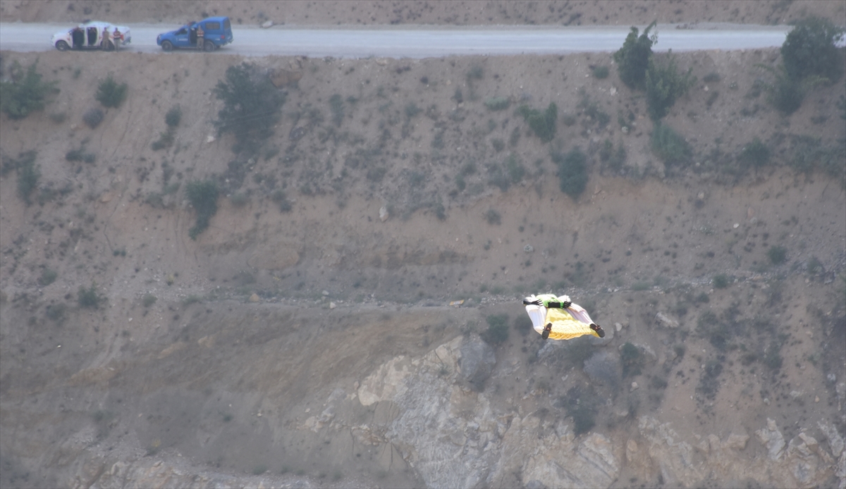 Koçak, yaklaşık 1400 metre kadar havada süzüldükten sonra paraşütünü açıp Karasu Nehri üzerine kurulan platforma başarılı iniş yaptı.