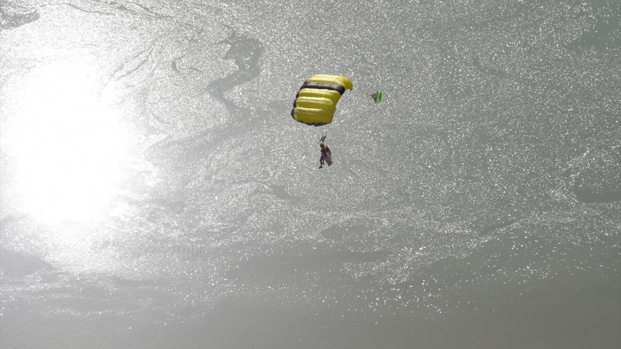 Kemaliye Kaymakamlığı, Belediye Başkanlığı ile Kemaliye Kültür ve Kalkınma Vakfınca (KEMAV) ortak düzenlenen şenliklerin üçüncü gününde yapılan atlayışını izleyenler ise bu anı cep telefonlarının kameralarıyla kayıt altına aldı.