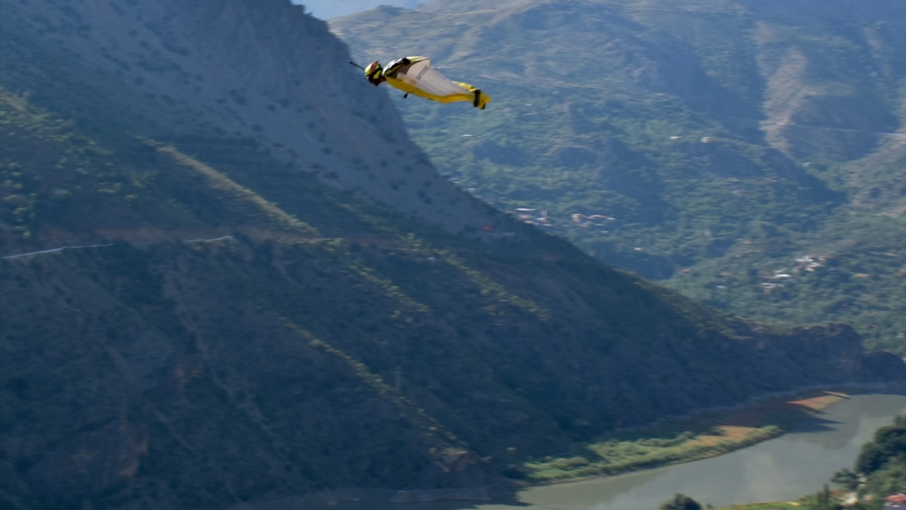Koçak, atlayışın ardından gazetecilere yaptığı açıklamada, havada rüzgarın esme hızının artışının kendisini düşündürdüğünü aktardı.