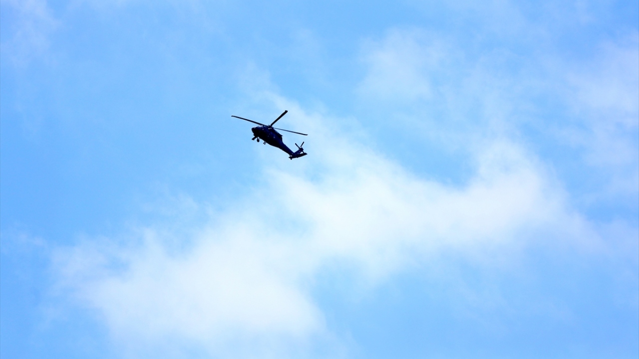 İçişleri Bakanı Süleyman Soylu Sakarya`nın Hendek ilçesinde patlama meydana gelen havai fişek fabrikasının bulunduğu bölgeyi havadan inceledi.