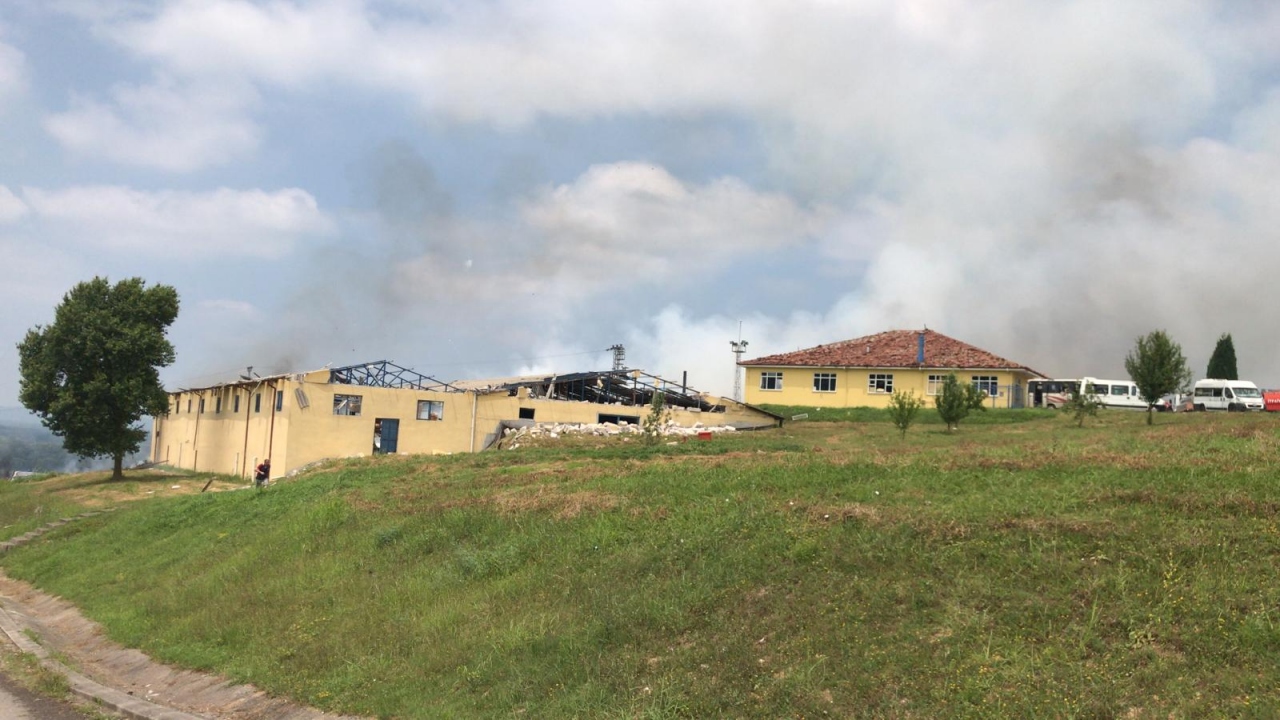 Sakarya Valisi Çetin Oktay Kaldırım fabrikada 110 ton patlayıcı madde bulunduğuna dikkat çekti. 