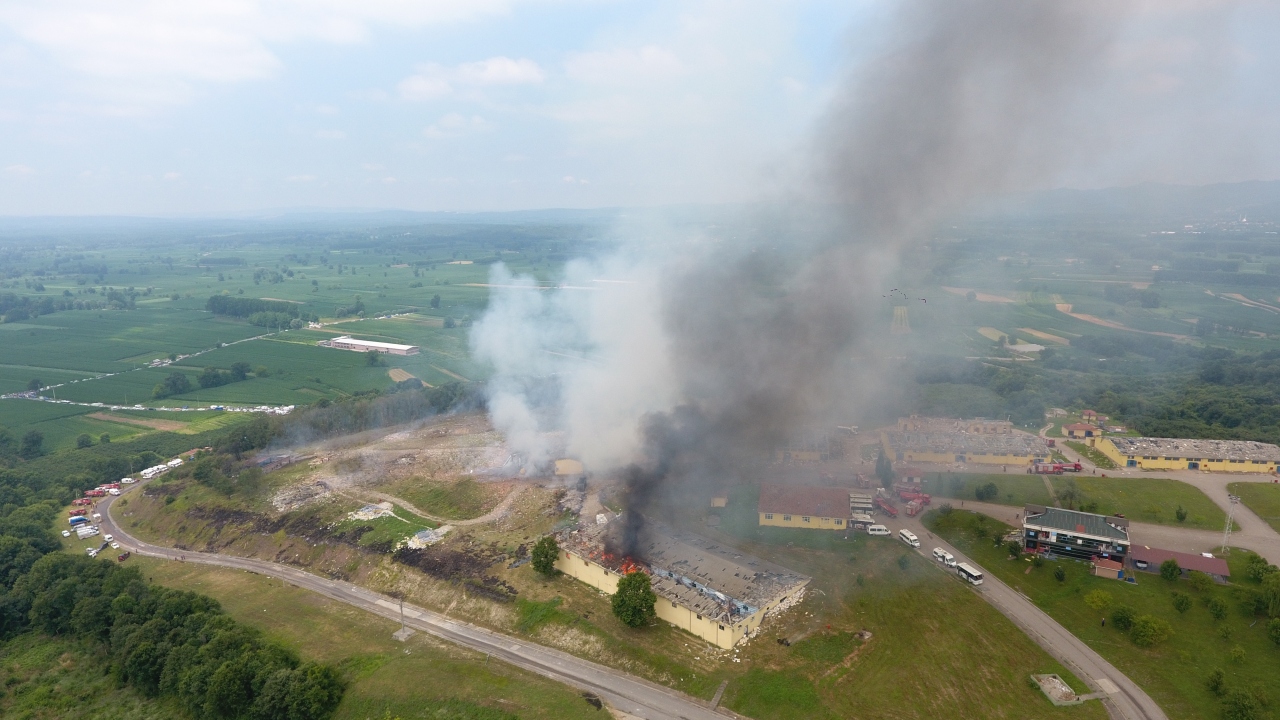 Sağlık Bakanı Koca, "85 ambulans, 2 helikopter ambulans, 11 UMKE ekibi olay yerinde. 2 can kaybımız, 73 yaralımız var" açıklamasını yaptı.