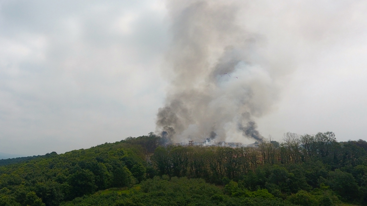 Patlama sesi 50 kilometre uzaklıktaki birçok noktadan da duyuldu. Bölgeye, çok sayıda sağlık ve itfaiye ekipleri sevk edildi. 