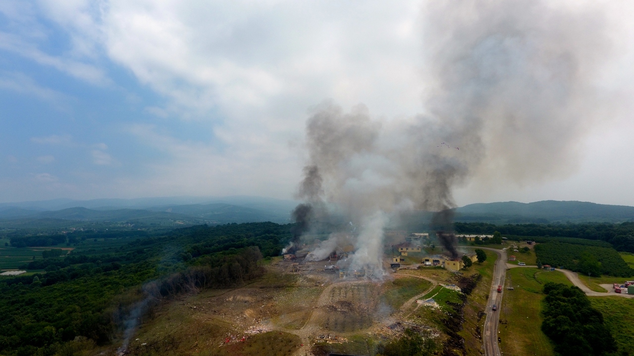 İçişleri Bakanı Soylu ve Sağlık Bakanı Koca, fabrikanın bulunduğu bölgeyi havadan inceledi.