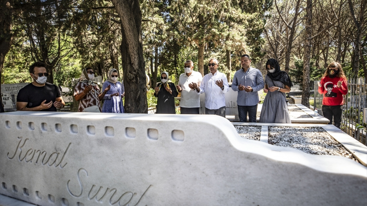 Türk sinemasının unutulmaz oyuncularından Kemal Sunal, vefatının 20.nci yılında kabri başında anıldı.