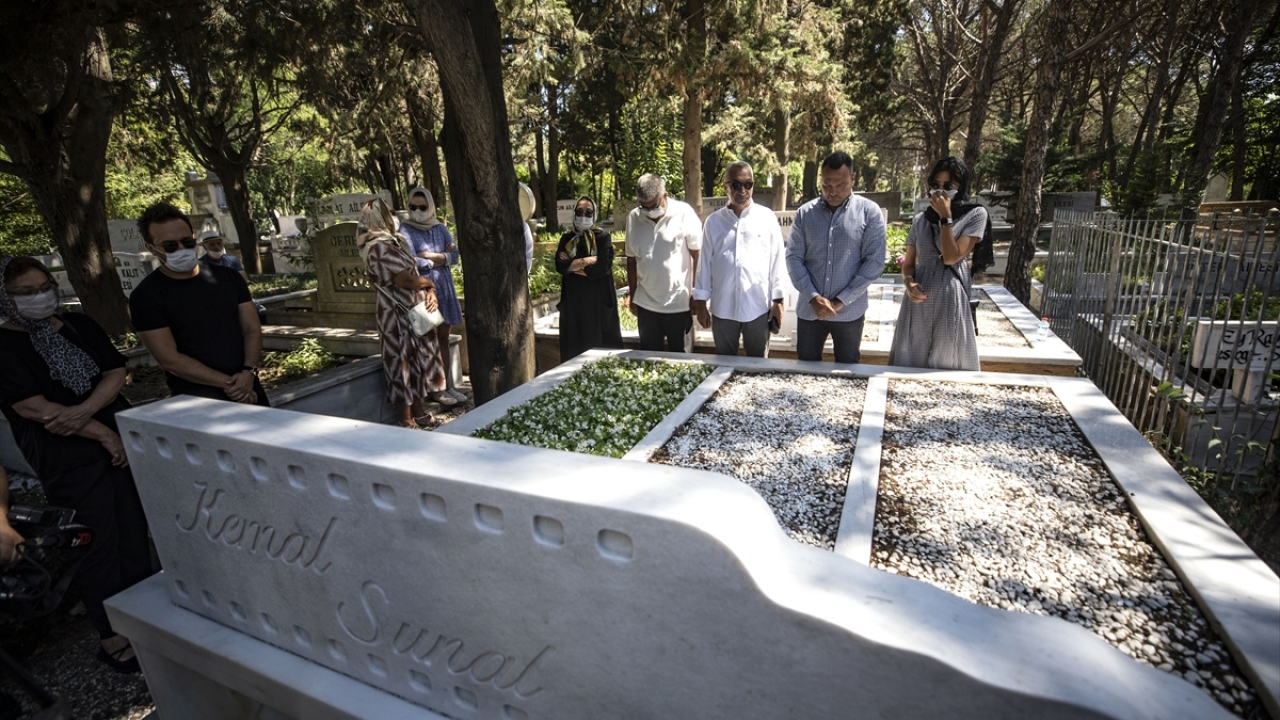 Sanatçının Zincirlikuyu Mezarlığı`ndaki mezarı başında düzenlenen anma töreninde, Kur`an-ı Kerim okundu ve dualar edildi.