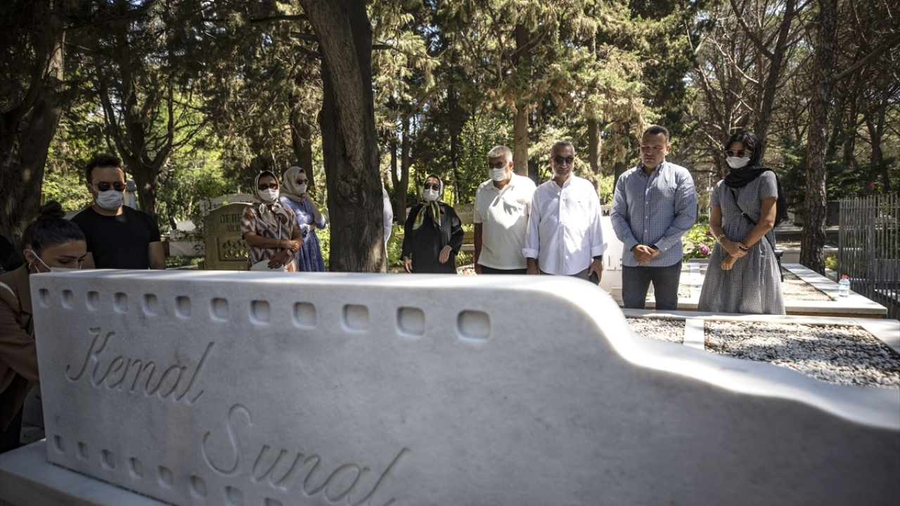Sanatçının eşi Gül Sunal, törenin ardından basın mensuplarına yaptığı açıklamada, Kemal Sunal`sız yaşamının çok zor olduğunu söyledi.