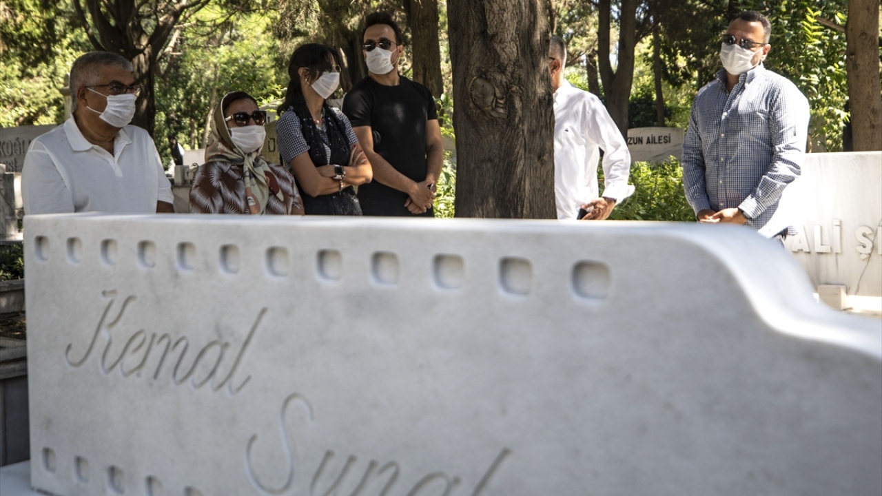 Törene ünlü oyuncunun ailesinin yanı sıra yakınları, sevenleri ve sanatçı dostları katıldı.