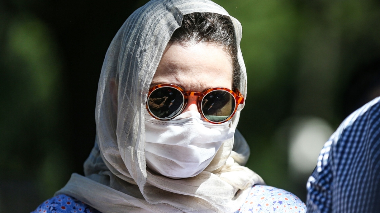 Kemal Sunal`ın kızı Ezo Sunal da "Yirmi yıl oldu daha nice 20 yıllar bu sevgi devam edecek gibi duruyor. Güzel Türk halkının hem kalbinde hem de gülücüklerinde yaşayacak. Bu da en güzel miras bize aslında." değerlendirmesini yaptı.