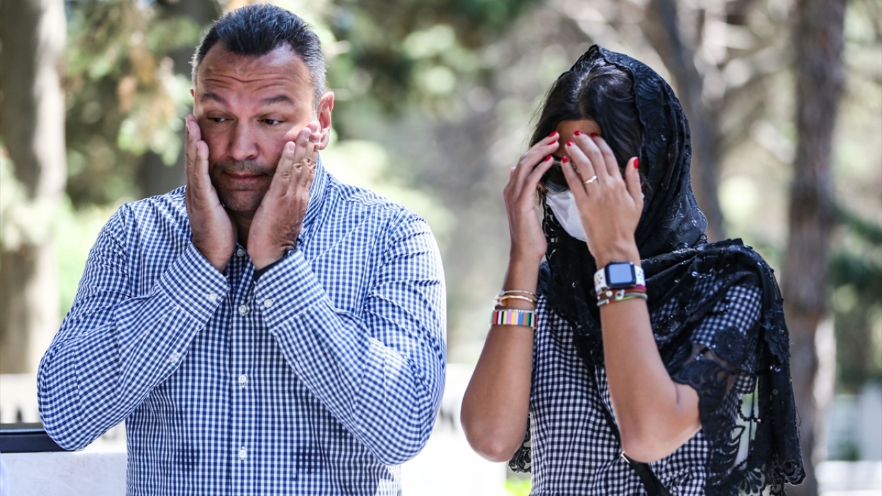 Kemal Sunal`ı çok özlediğini dile getiren Ali Sunal, "Bizim yeni bir heyecanımız var, torunu oldu. Narin var, 3 yaşından sonra babamla Narin`i tanıştırırken evimizde bol bol Kemal Sunal olacak diye düşünüyorum ve o günü bekliyorum." ifadesini kullandı.