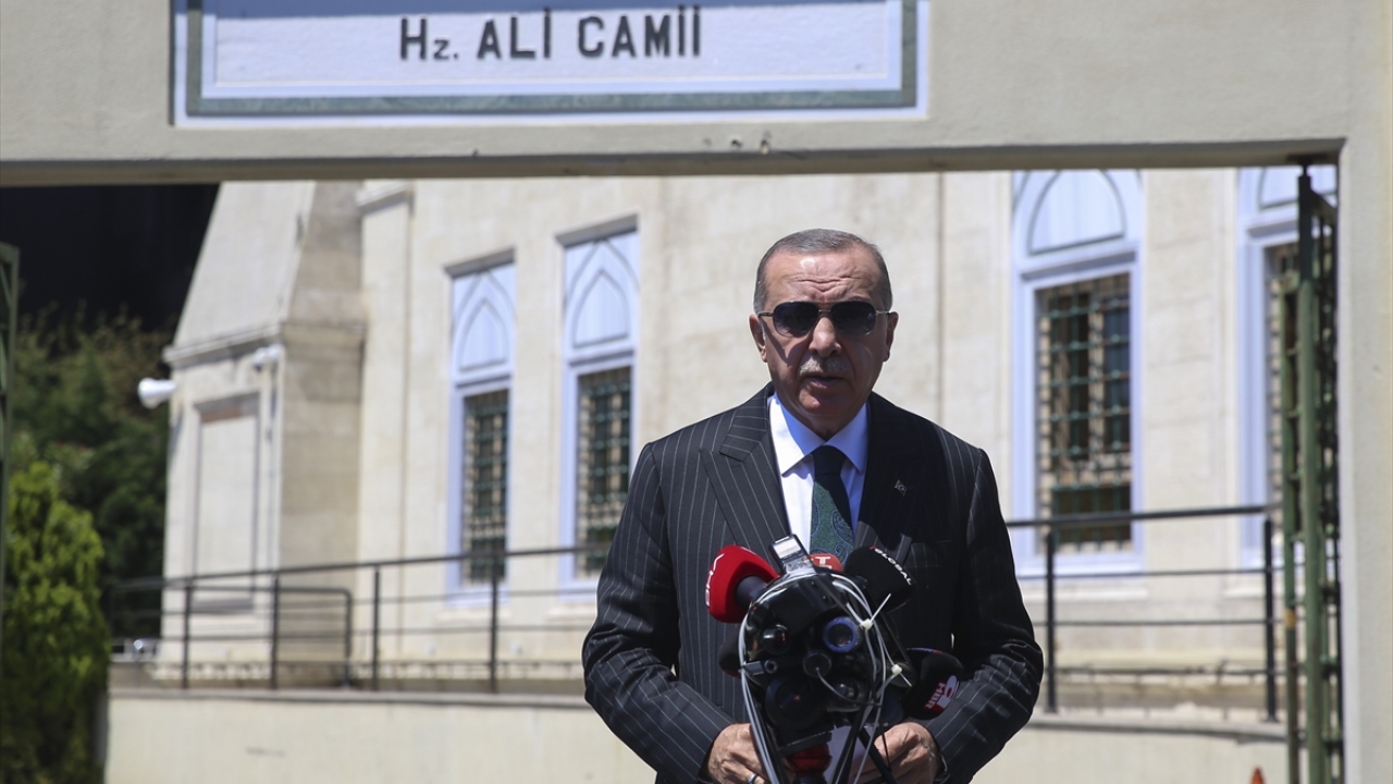 Burada cuma namazını kılan Erdoğan`a, Cumhurbaşkanı Yardımcısı Fuat Oktay, Ulaştırma ve Altyapı Bakanı Adil Karaismailoğlu, İletişim Başkanı Fahrettin Altun, İstanbul Valisi Ali Yerlikaya ile AK Parti İstanbul İl Başkanı Bayram Şenocak da eşlik etti.