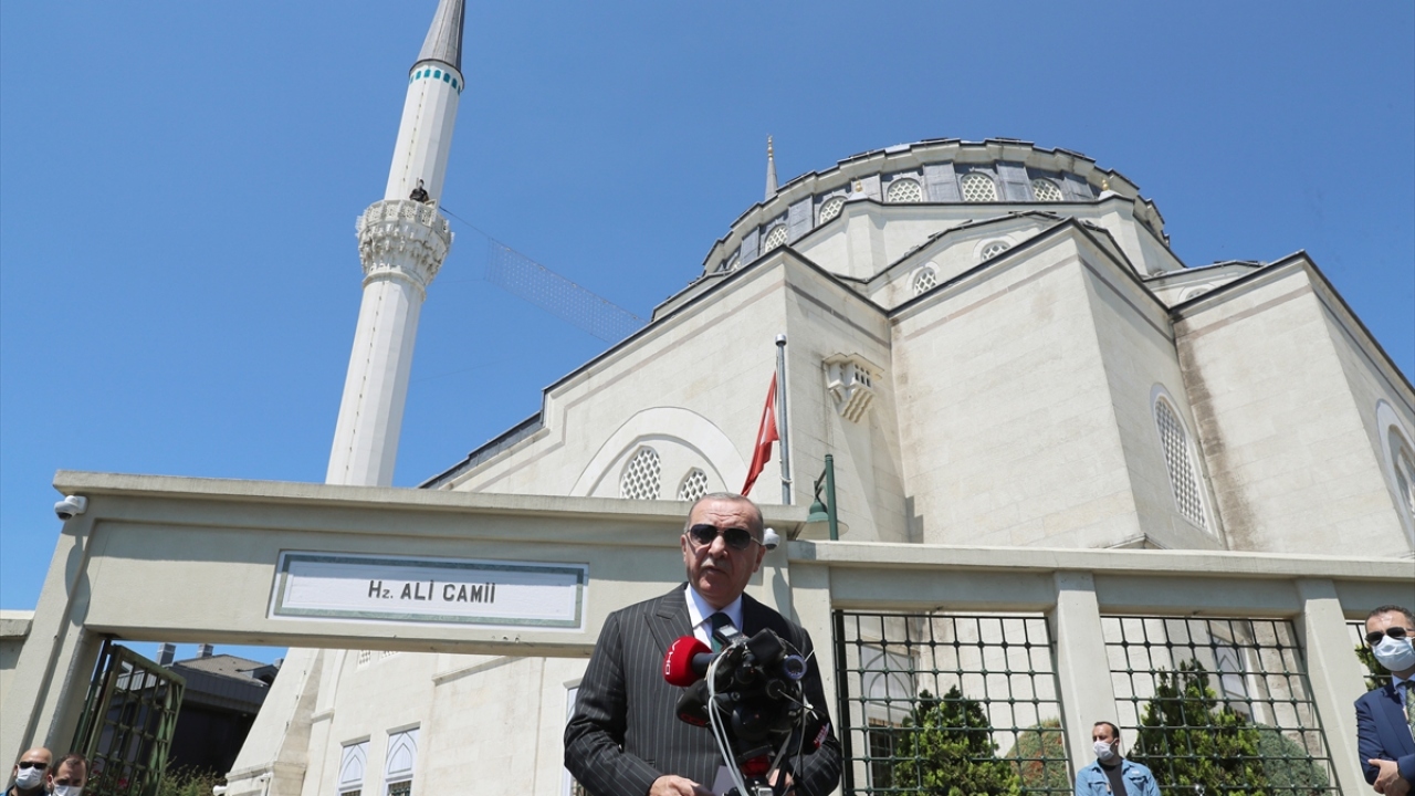 Cumhurbaşkanı Erdoğan, Kısıklı`daki konutundan Hz. Ali Camii`ne geçti.