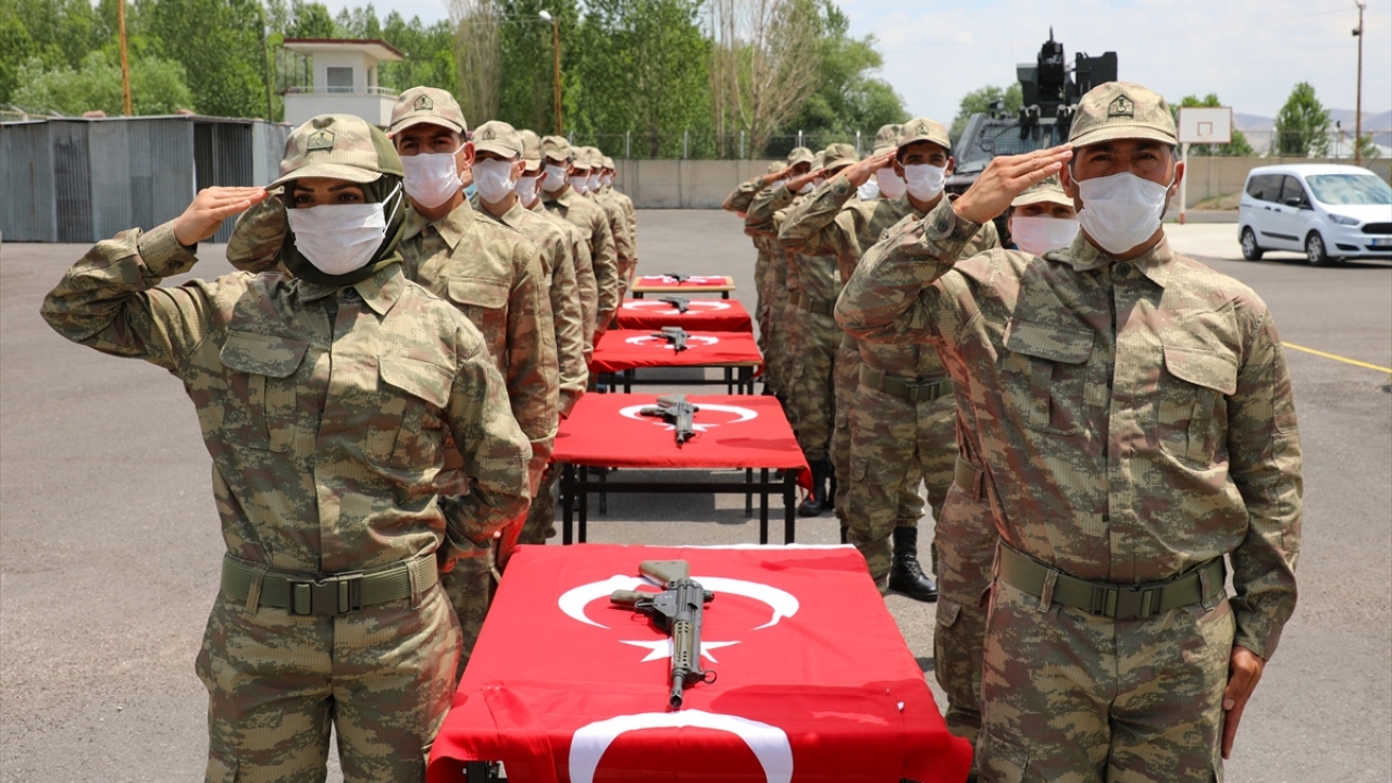 İlçe Jandarma Komutanlığında, yeni tip koronavirüs (Kovid-19) tedbirleri kapsamında düzenlenen törende, saygı duruşunda bulunuldu ve İstiklal Marşı okundu.