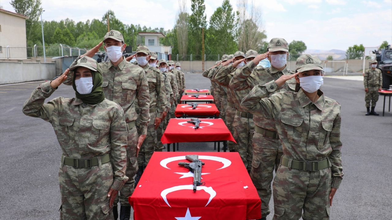 İlçe Jandarma Komutanı Yarbay Haluk Çakaroğlu, yaptığı konuşmada, hazırlayıcı zorunlu eğitimi başarıyla tamamlayan güvenlik korucularının yemin törenini gururla izlediklerini söyledi.