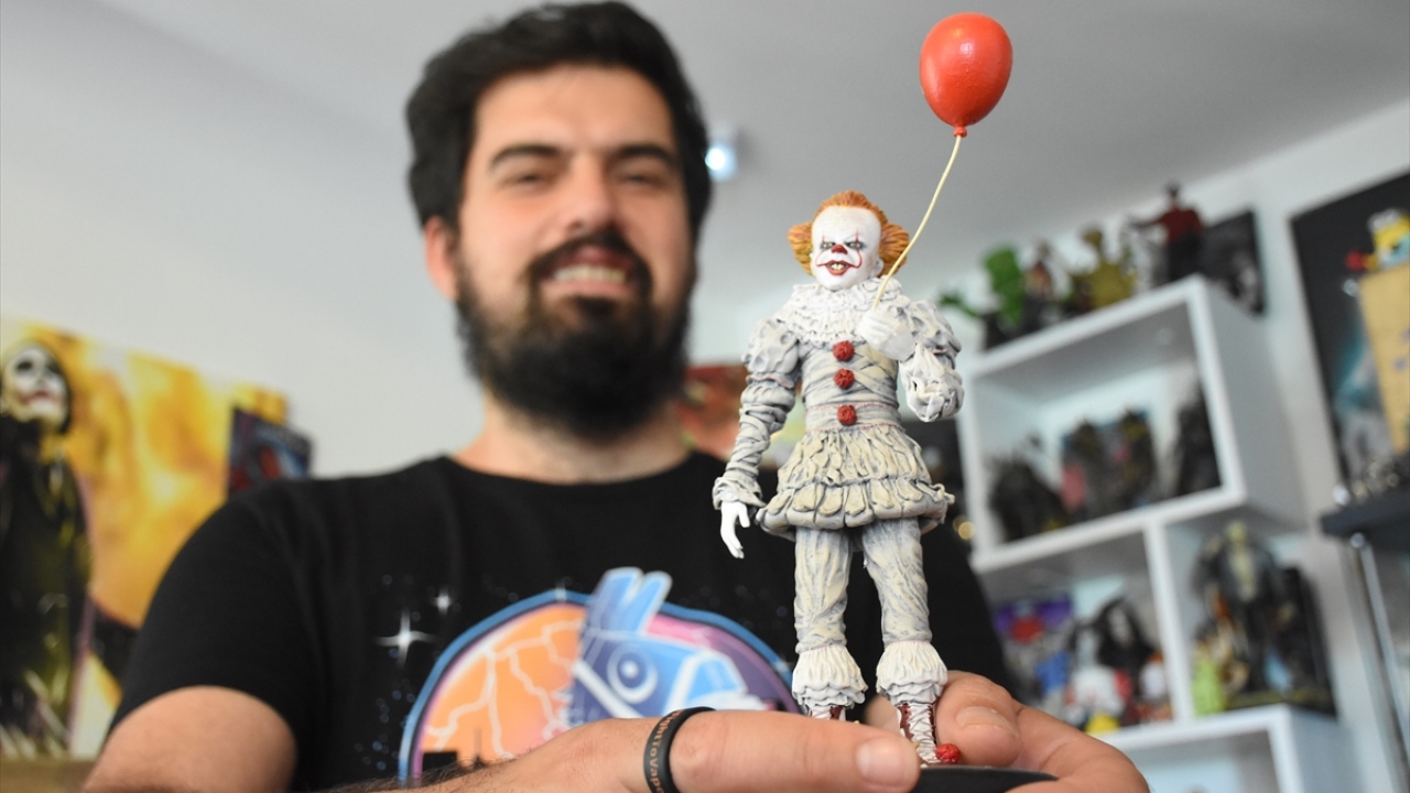 Yaşı ilerledikçe bu hayalini gerçeğe dönüştürmek isteyen Türe, sosyal medyada yaptığı çalışmayla 300`den fazla kurgusal çizgi film figürü ve büstünden oluşan koleksiyonun sahibi oldu.