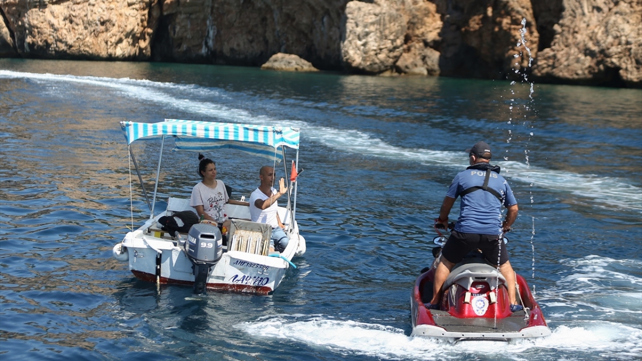 Bottan Türkçe, İngilizce ve Rusça, "Sosyal mesafe kuralına uyalım. Birbirimize yaklaşmayalım.", kalabalık plajlarda ise "Maskelerimizi takalım." anonslarıyla vatandaşlara uyarılarda bulunuluyor. 