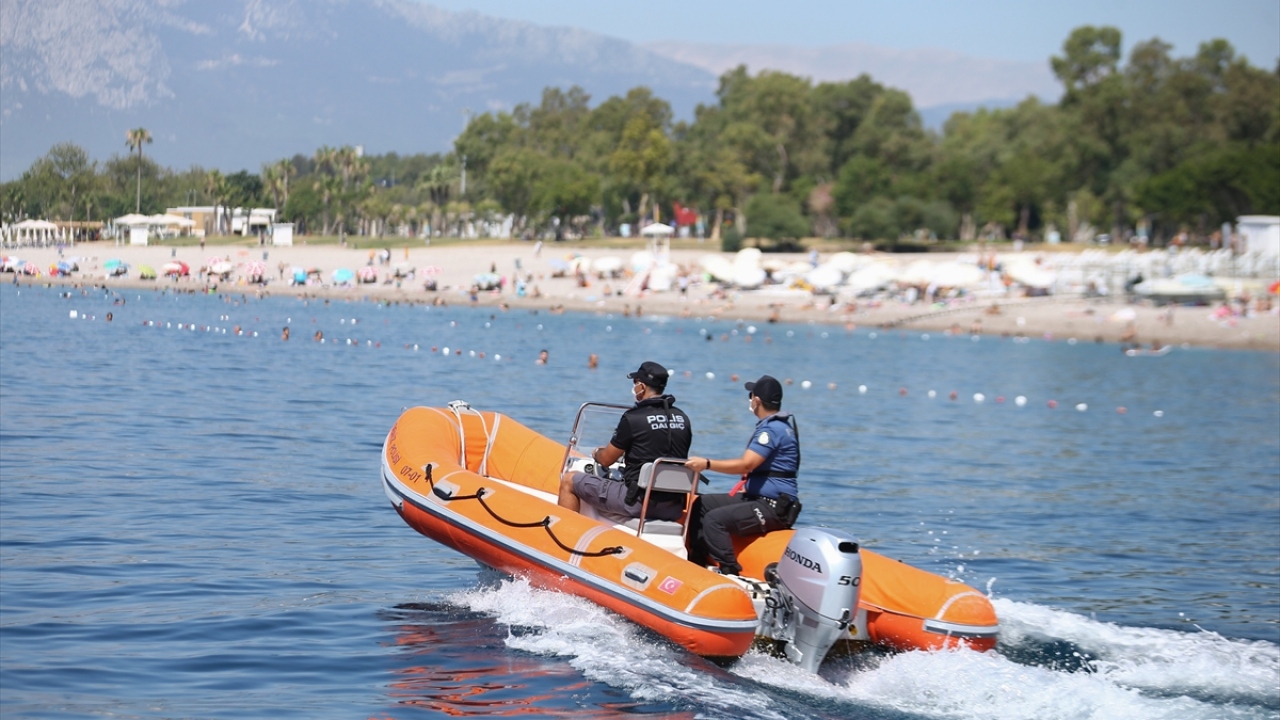 Antalya Deniz Polisi Şube Müdürü Ömer Engin Genç, Sahil Güvenlik Bot Komutanlığı ile koordineli çalıştıklarını söyledi.