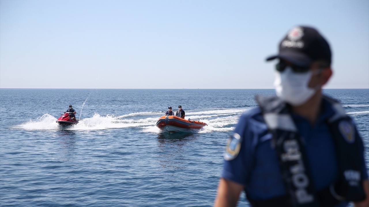 Ekipler, yüzen tatilcilerin yanına giderek bilgilendirme yapıyor.