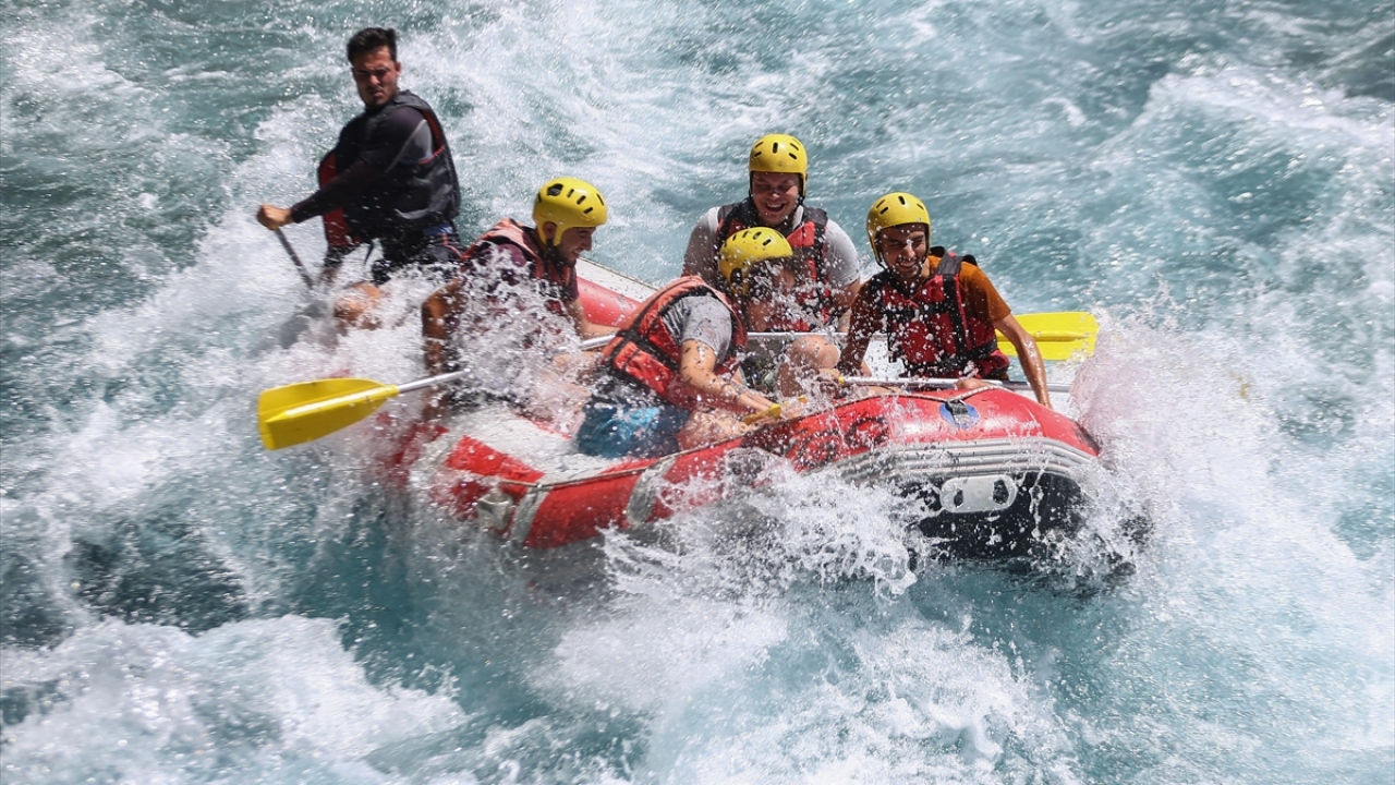 Önceki yıllarda mart ayında sezonu açan rafting işletmeleri, bu yıl salgın nedeniyle açılışı temmuza erteledi. 