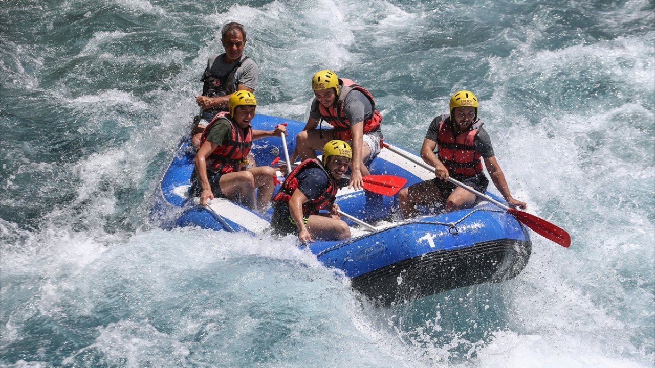 Tatil için Antalya`ya gelen ve rafting yapmak isteyenler, eşsiz doğayla iç içe 14 kilometrelik parkurda heyecanlı bir yolculuğa çıkıyor. Erken saatlerde Köprüçay`a gelenler, önce parkur hakkında rehberden bilgi alıyor.